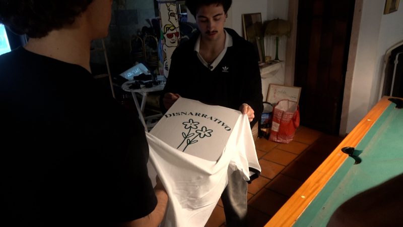 T-shirt Preta Disnarrativo